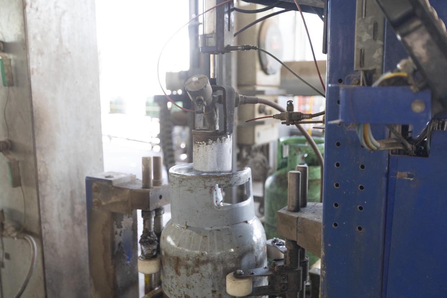 جانب من عمليات تعبئة اسطوانات غاز النفط المسال