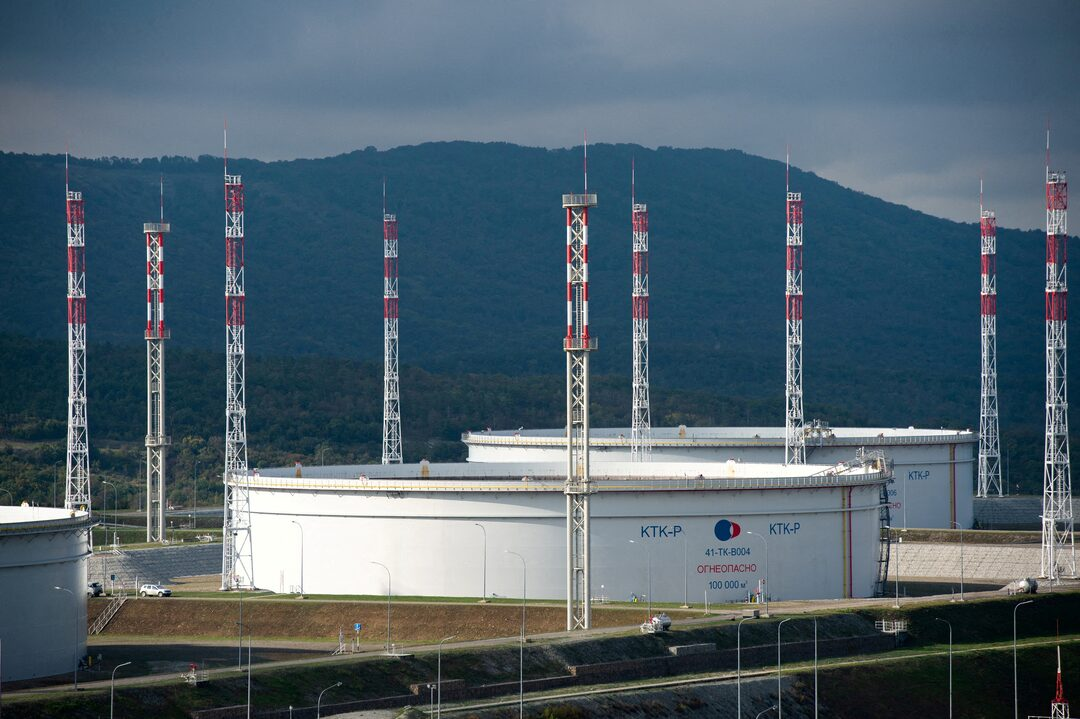 خزانات النفط بالقرب من ميناء نوفوروسيسك على البحر الأسود في روسيا 