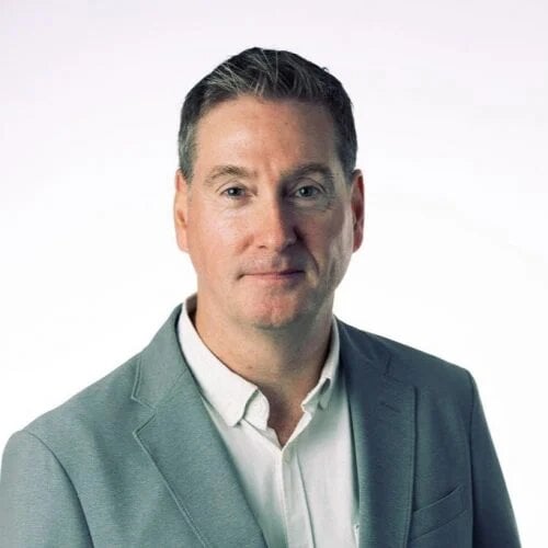 الكاتب غافين ماغواير