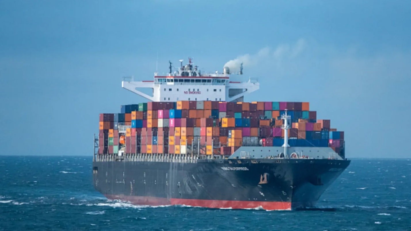 سفينة حاويات بالقرب من ميناء بورتسموث بالمملكة المتحدة