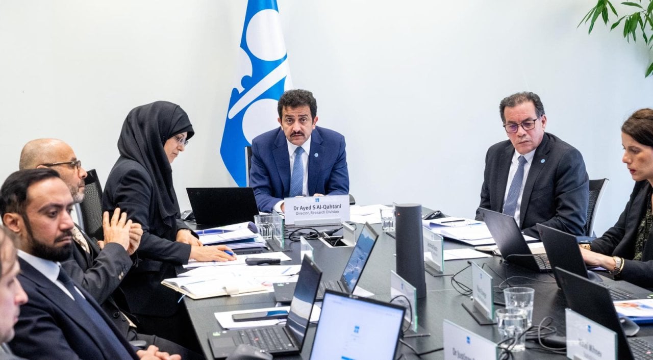 جانب من الاجتماع السنوي بقيادة الدكتور عايض القحطاني