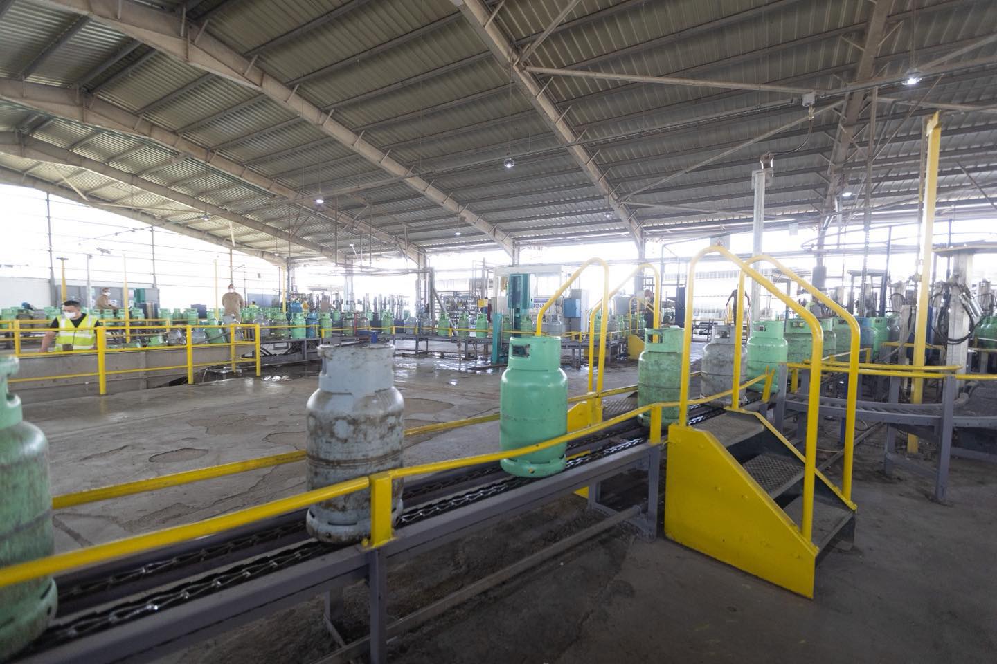 جانب من عمليات تعبئة اسطوانات غاز النفط المسال