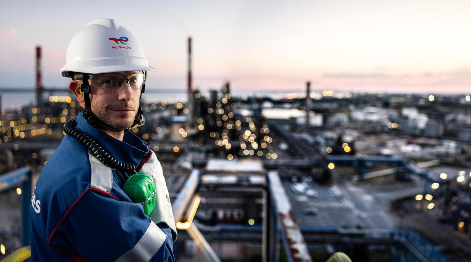 عامل في شركة توتال إنرجي في موقع عمل