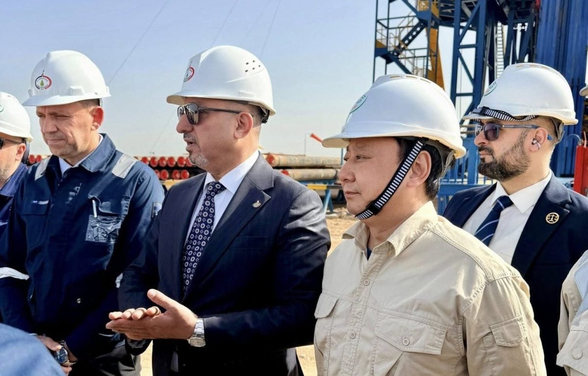 جانب من زيارة مدير شركة نفط الوسط إلى الحقل النفطي