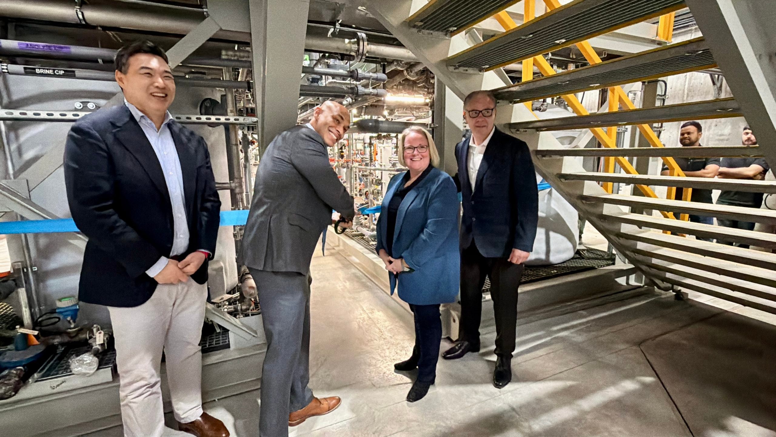 ممثلو شركة مانغروف ليثيوم داخل المصفاة