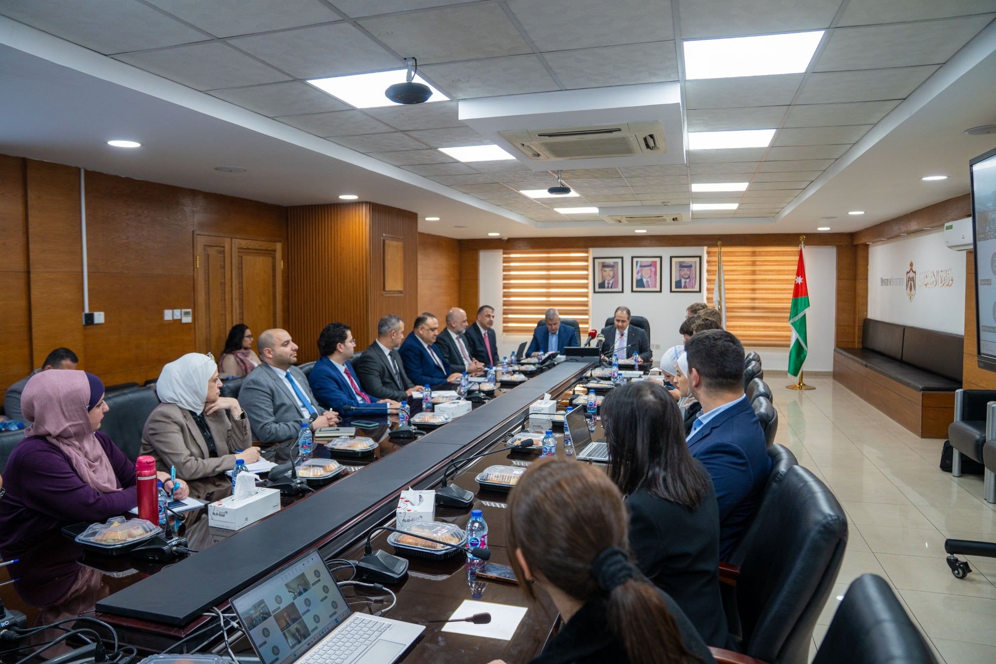 جانب من الاجتماع الافتتاحي لإعداد دراسة جدوى مشروع تخزين الطاقة الكهربائية