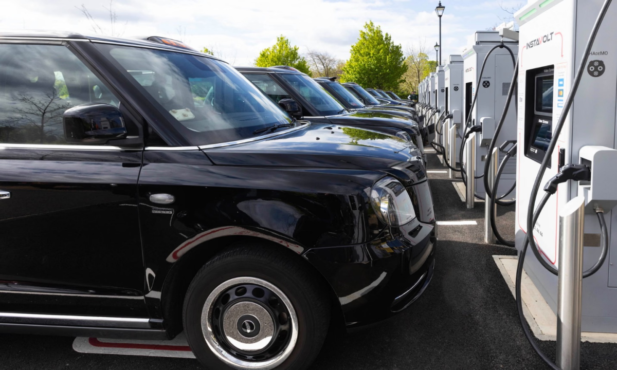 محطة شحن سريع لسيارات الأجرة الكهربائية جنوب غرب مدينة لندن