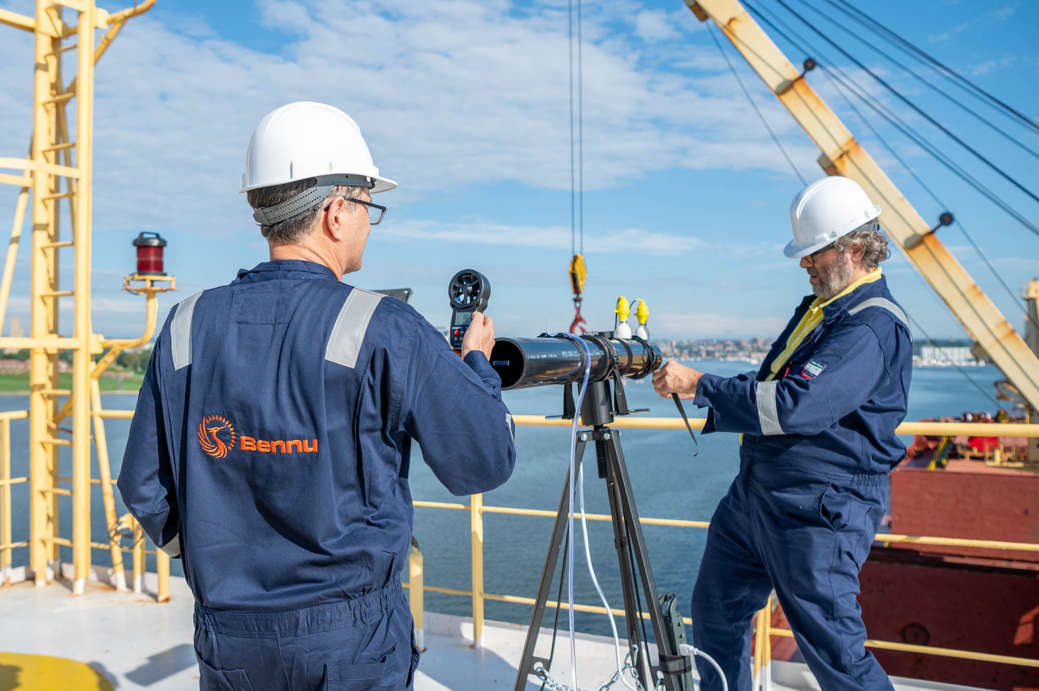 عاملان يجربان التقنية الجديدة 