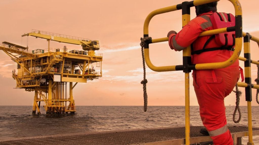 منصة نفط في نيجريا وعامل يراقب العمل 