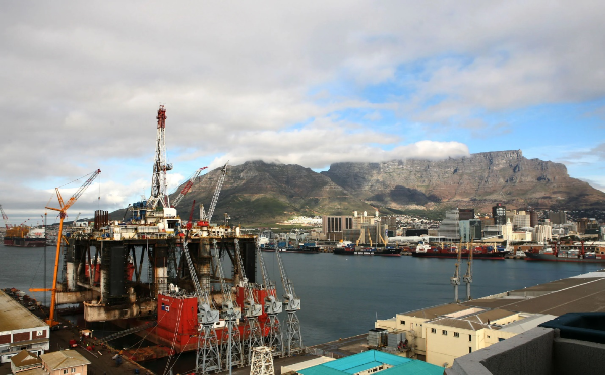 منصة نفطية في ميناء كيب تاون بجنوب أفريقيا 