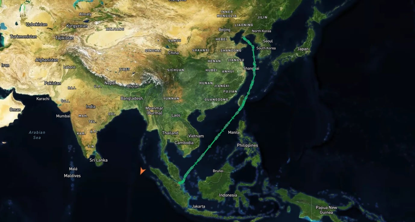 مسار الشحنة من التحميل للتفريغ (الخط الأخضر) وموقع الناقلة الحالي (السهم الأحمر) 