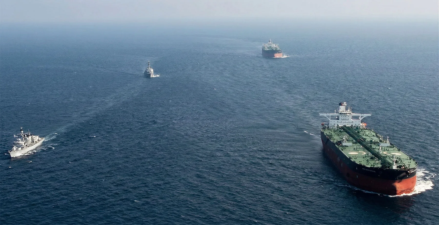 ناقلات النفط عبر مضيق هرمز