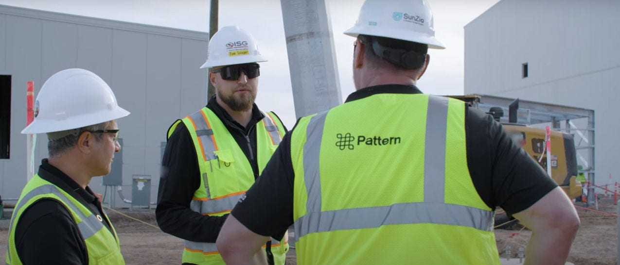 عمال تابعين لشركة باترن إنرجي 