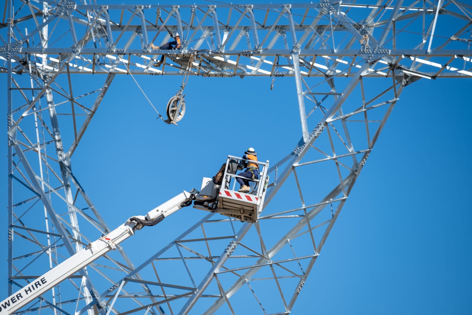 تركيب خط نقل الكهرباء في مزرعة أونغولا 