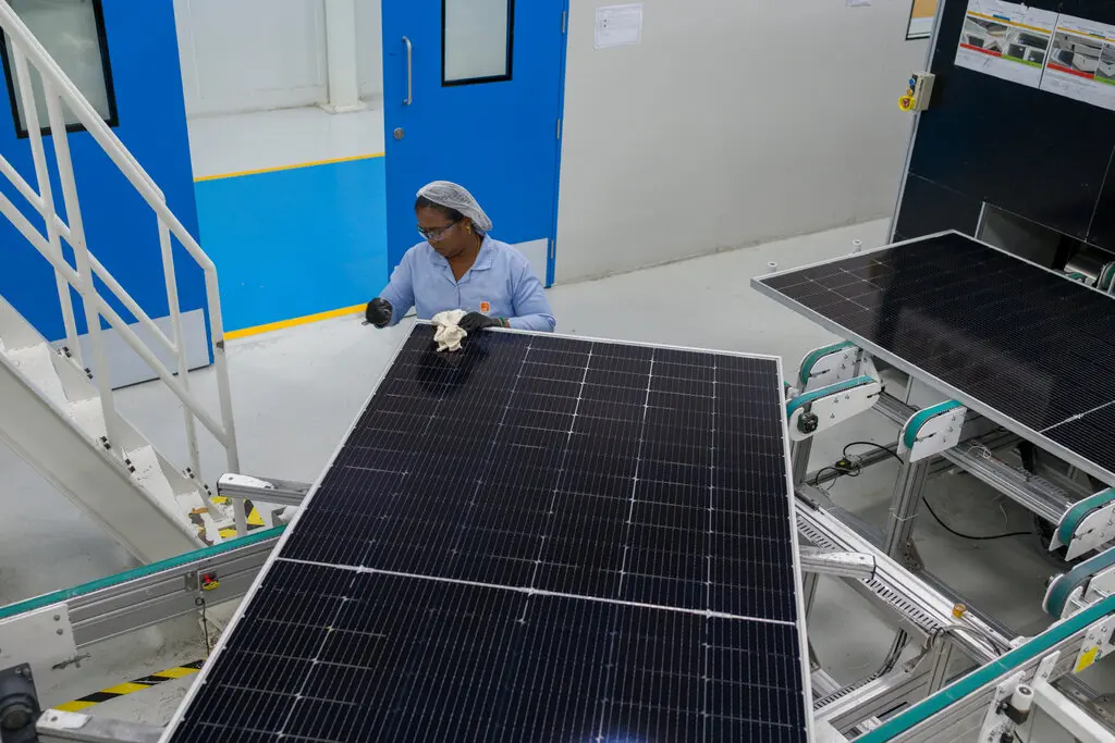 مصنع للألواح الشمسية في بلدة جانغايكوندان بالهند 