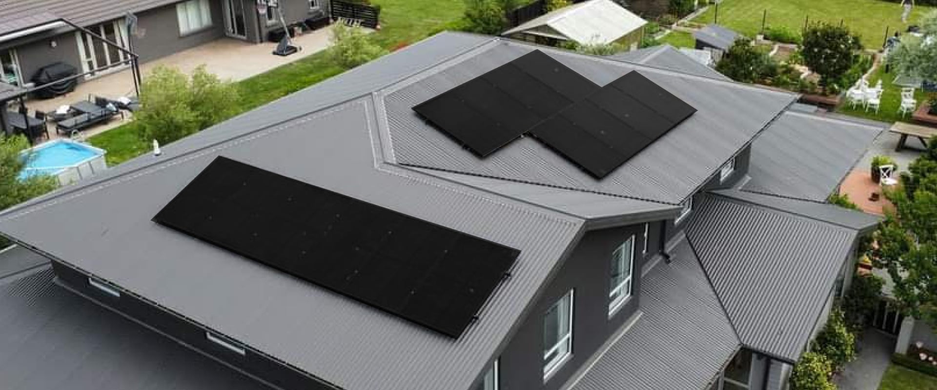 ألواح شمسية على سطح منزل