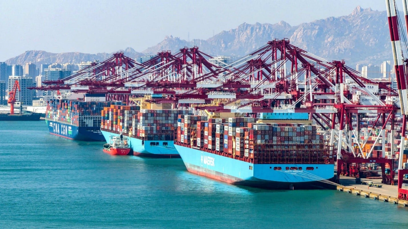 سفن حاويات في ميناء بمقاطعة شاندونغ الصينية