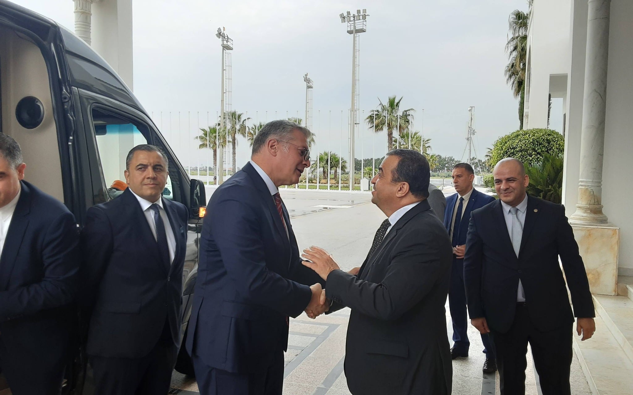 من مراسم استقبال وزير البترول المصري في الجزائر