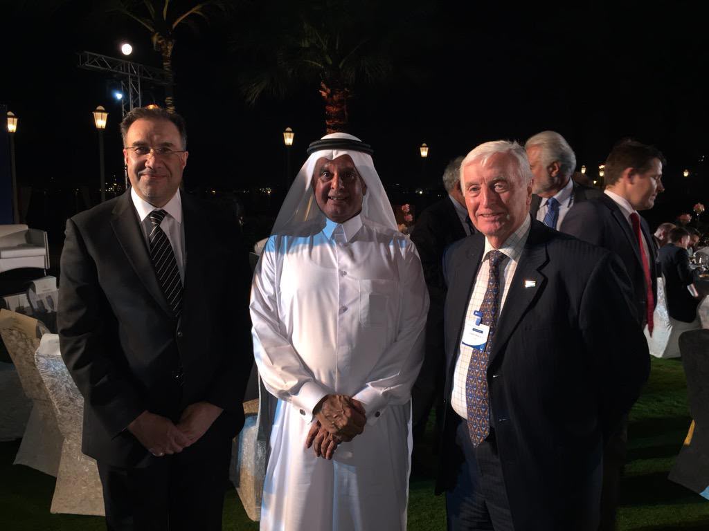 صورة تجمع الشيخ عبدالله العطية مع الدكتور لؤي الخطيب والدكتور أسامة فاضل الجمالي في منتدى الطاقة- الدوحة عام ٢٠١٥