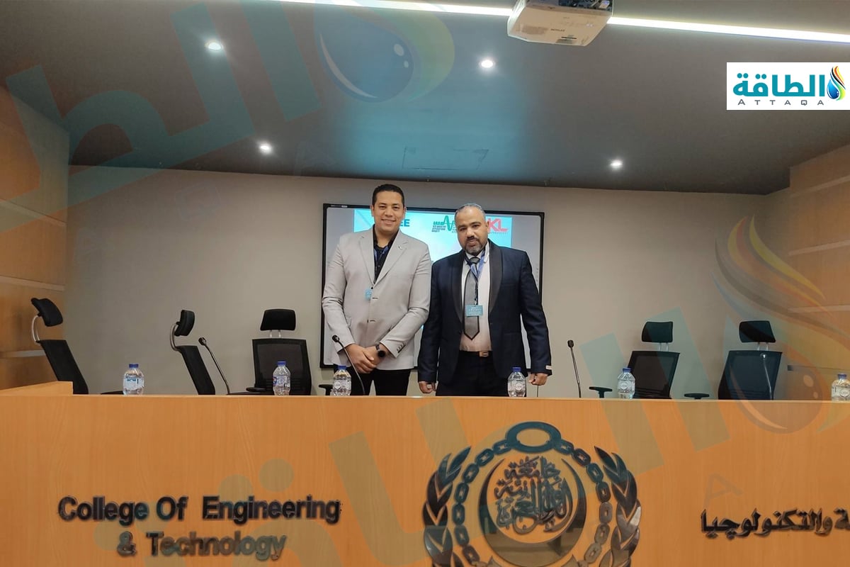 الدكتور محمد التهامي والباحث محمود توفيق أثناء مشاركتهما في المؤتمر الدولي الثامن للشباب في هندسة الإلكترونيات والكهرباء والطاقة