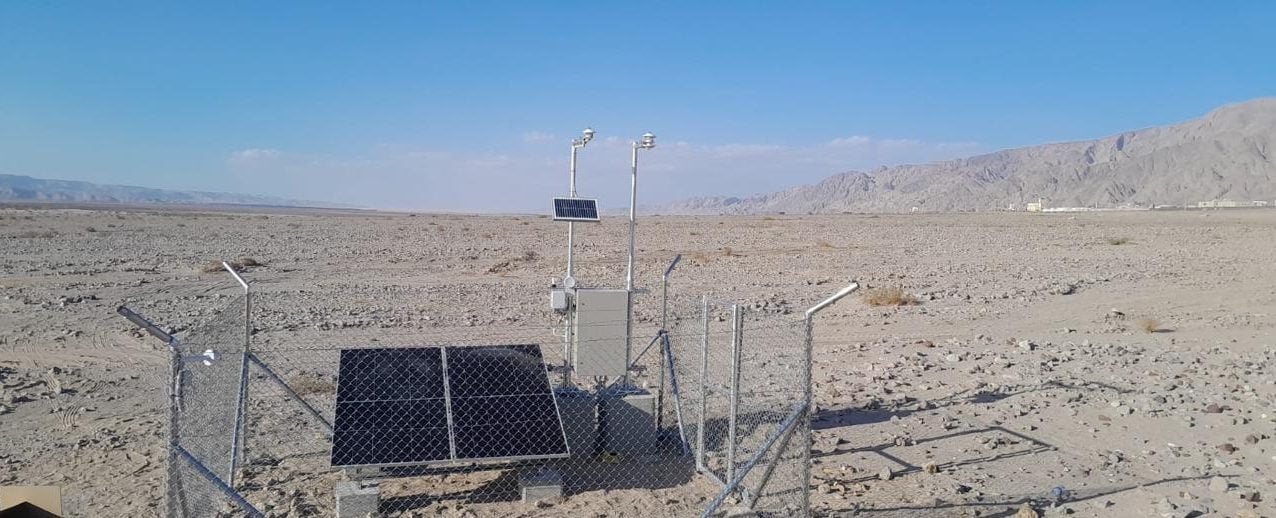 محطة قياس شمسية في موقع مشروع الأمونيا الخضراء