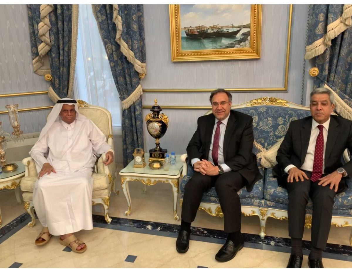 صورة من داخل منزل الشيخ عبدالله العطية بصحبة السفير العراقي لدى الدوحة في عام ٢٠١٩