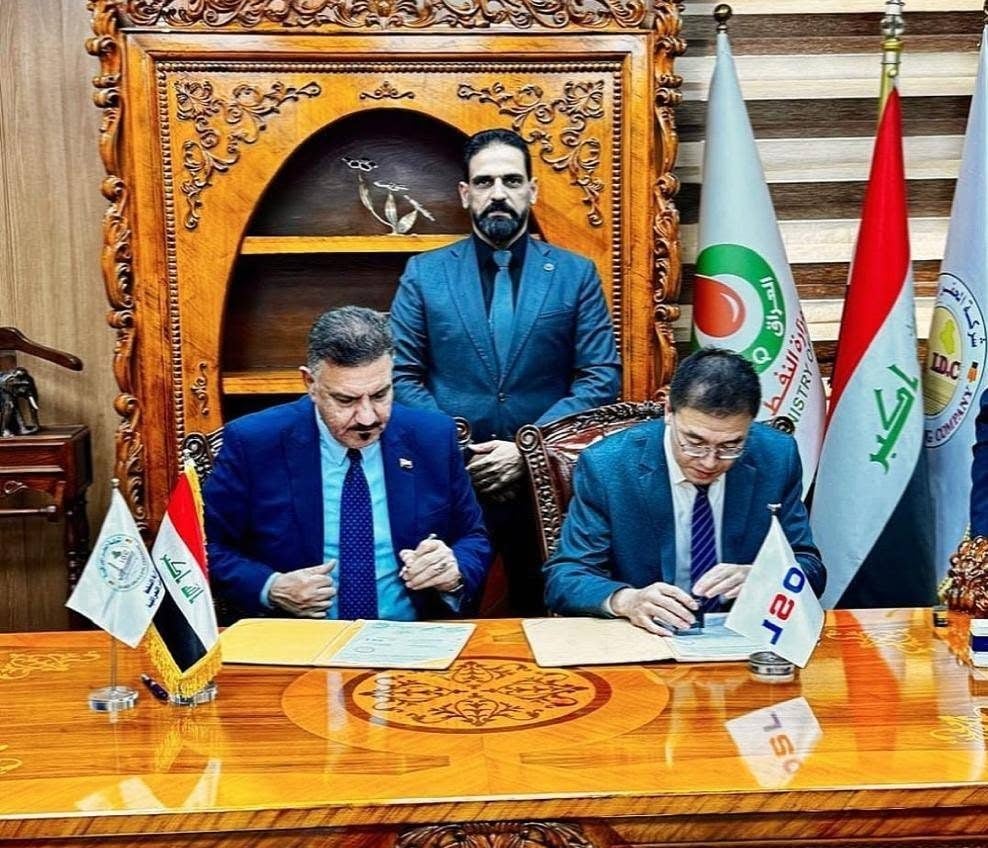 من مراسم توقيع اتفاقية حفر 17 بئرأ في حقل شرق بغداد