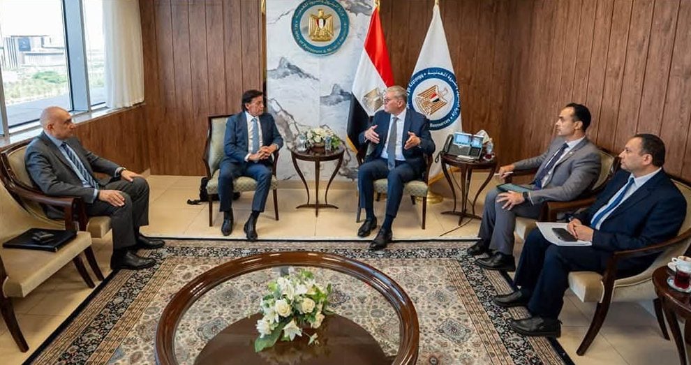 جانب من لقاء وزير البترول المصري ووفد شركة دانة غاز الإماراتية