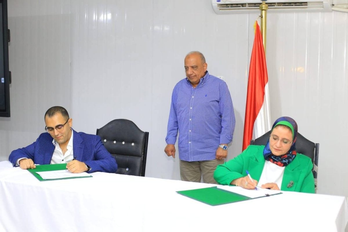 جانب من توقيع عقد تطوير المنصة الرقمية لمجمع بنبان للطاقة الشمسية