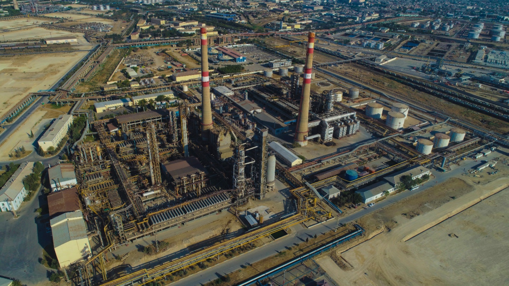 مصفاة حيدر علييف النفطية في مدينة باكو بجمهورية أذربيجان 