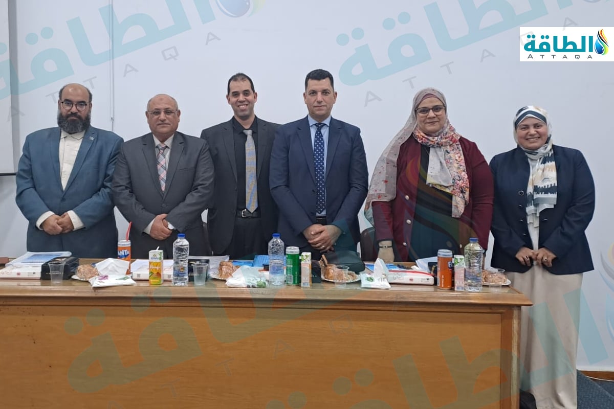 جانب من مناقشة رسالة الدكتوراه للباحث خالد صديق حول تطوير تقنيات الطاقة الشمسية