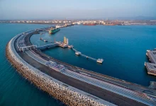 Photo of عملية نوعية لنقل هيكل منصة نفط وغاز من سلطنة عمان (فيديو)