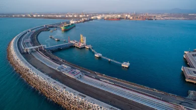 Photo of عملية نوعية لنقل هيكل منصة نفط وغاز من سلطنة عمان (فيديو)