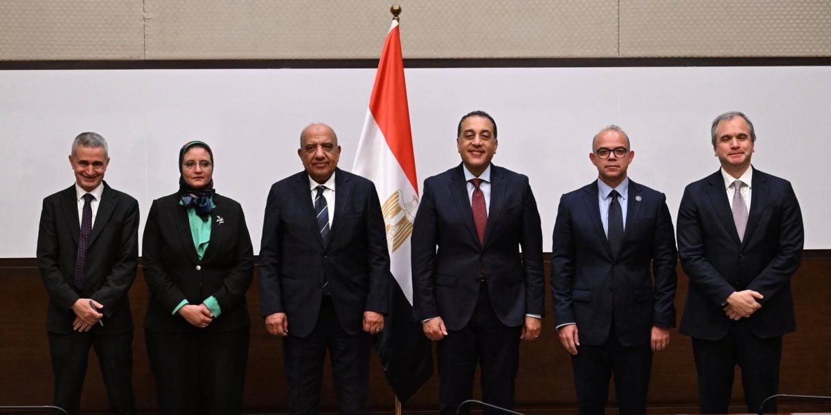 جانب من توقيع الاتفاقيتين بين وزارة الكهرباء وشركة ألكازار إنرجي