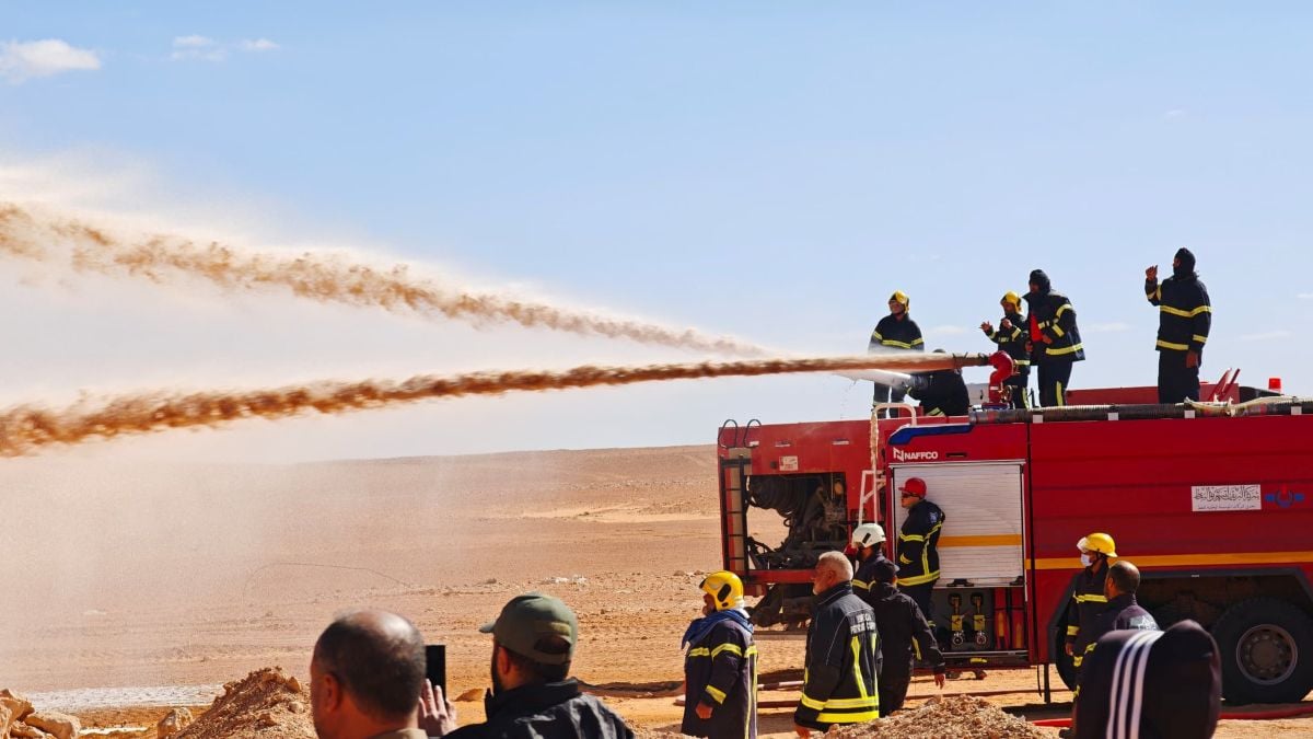 جانب من محاولات إخماد حريق حقل الشرارة