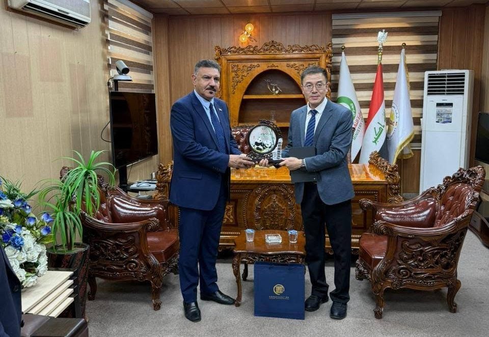 من مراسم توقيع اتفاقية حفر 17 بئرأ في حقل شرق بغداد