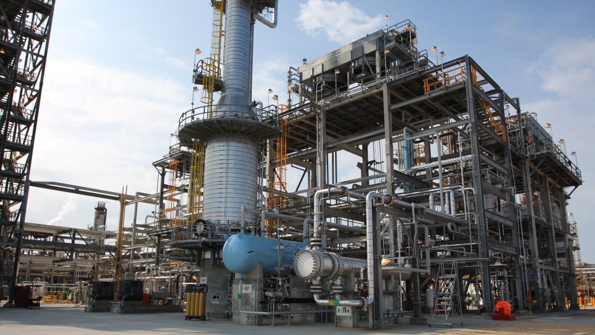 مصفاة نفط تقوم بإنتاج وقود الطائرات في الولايات المتحدة