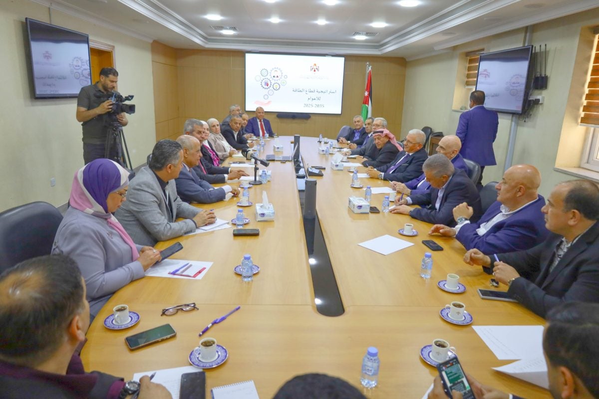 جانب من اجتماع الوزير ولجنة الطاقة النيابية