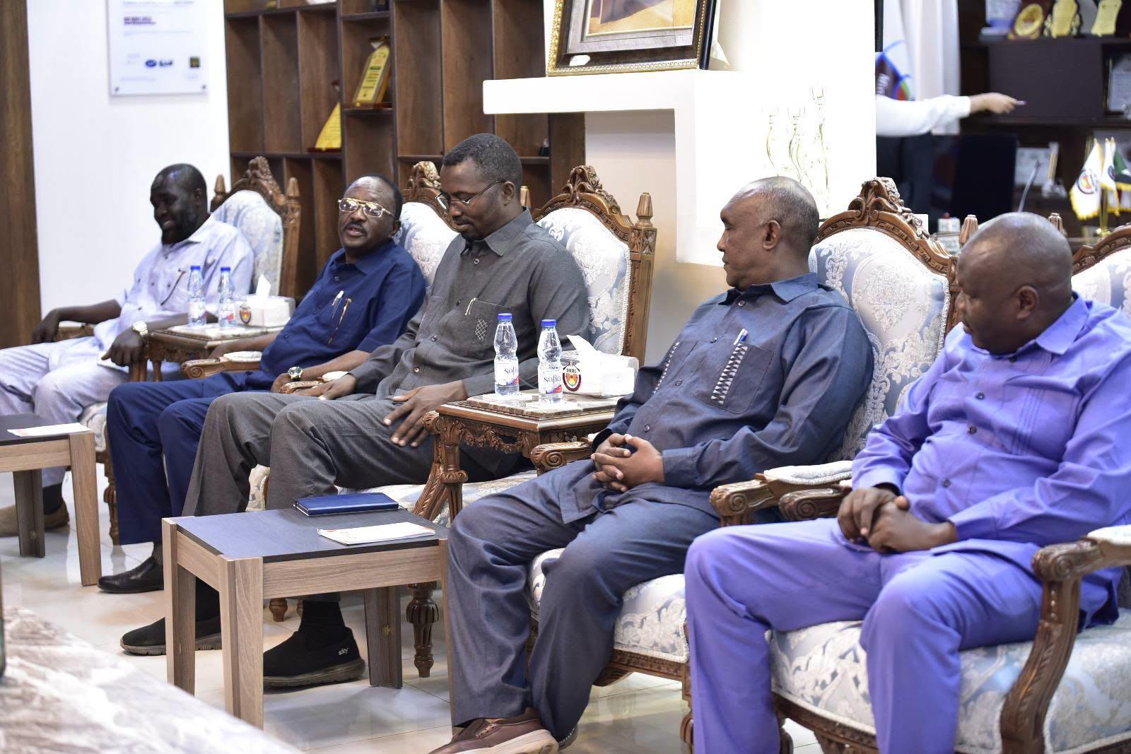 جانب من اجتماع مدير الشركة السودانية للموارد المعدنية مع والي جنوب كردفان
