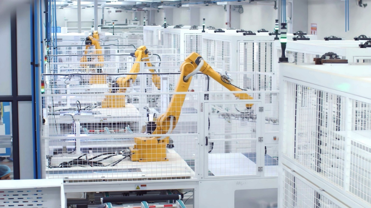 خط إنتاج ألواح الطاقة الشمسية لدى غوتام سولار الهندية