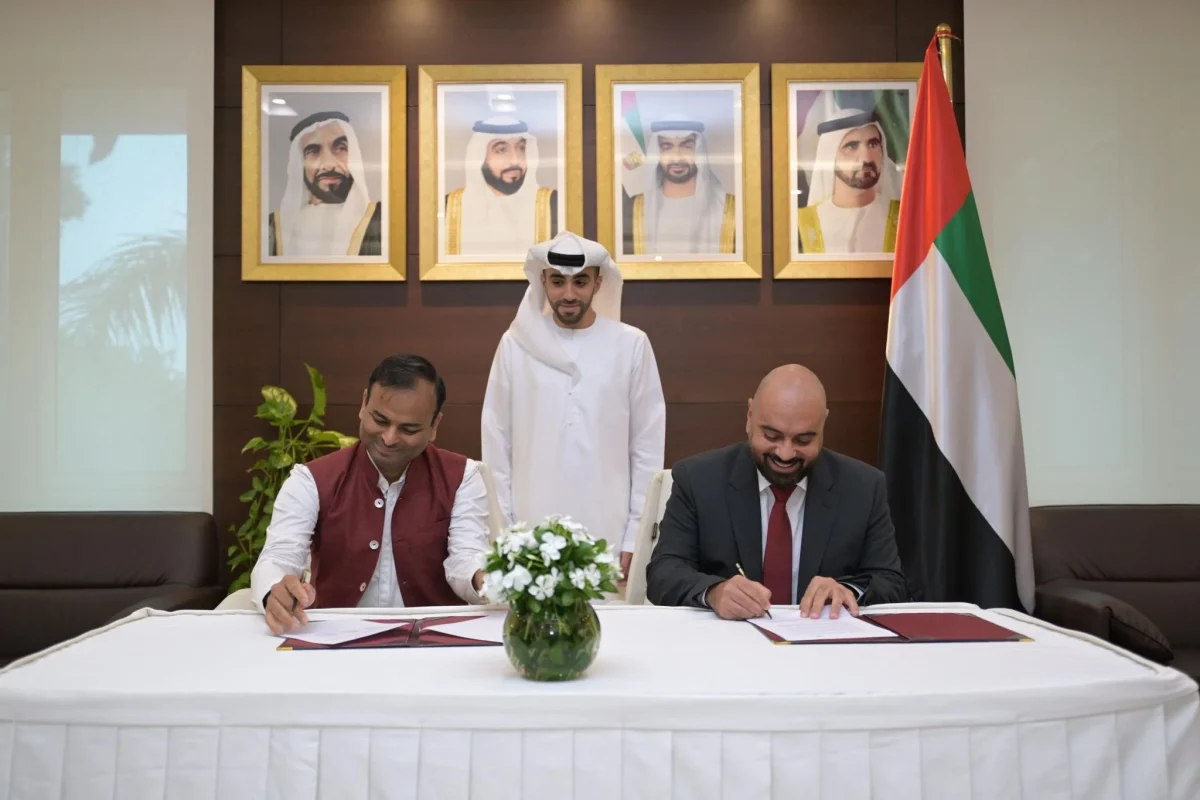 جانب من توقيع الاتفاقية بين الشركتين الإماراتية والهندية