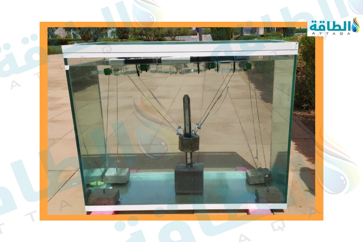 منظر عام للمنصة العائمة في الحوض المائي يوضح آلية البكرة والثقل الموازن وتوزيع نظام الإرساء