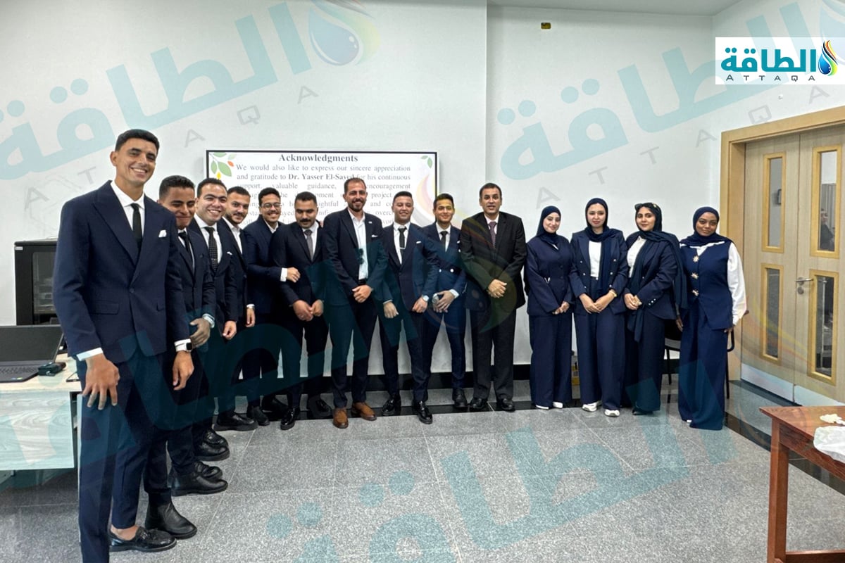 فريق طلابي مصري يجري تجربة لإنتاج غاز حيوي لتشغيل محركات السفن البحرية