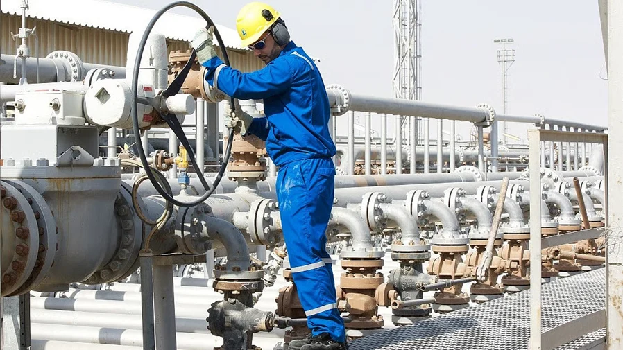 أحد العاملين بخطوط أنابيب النفط في الكويت 