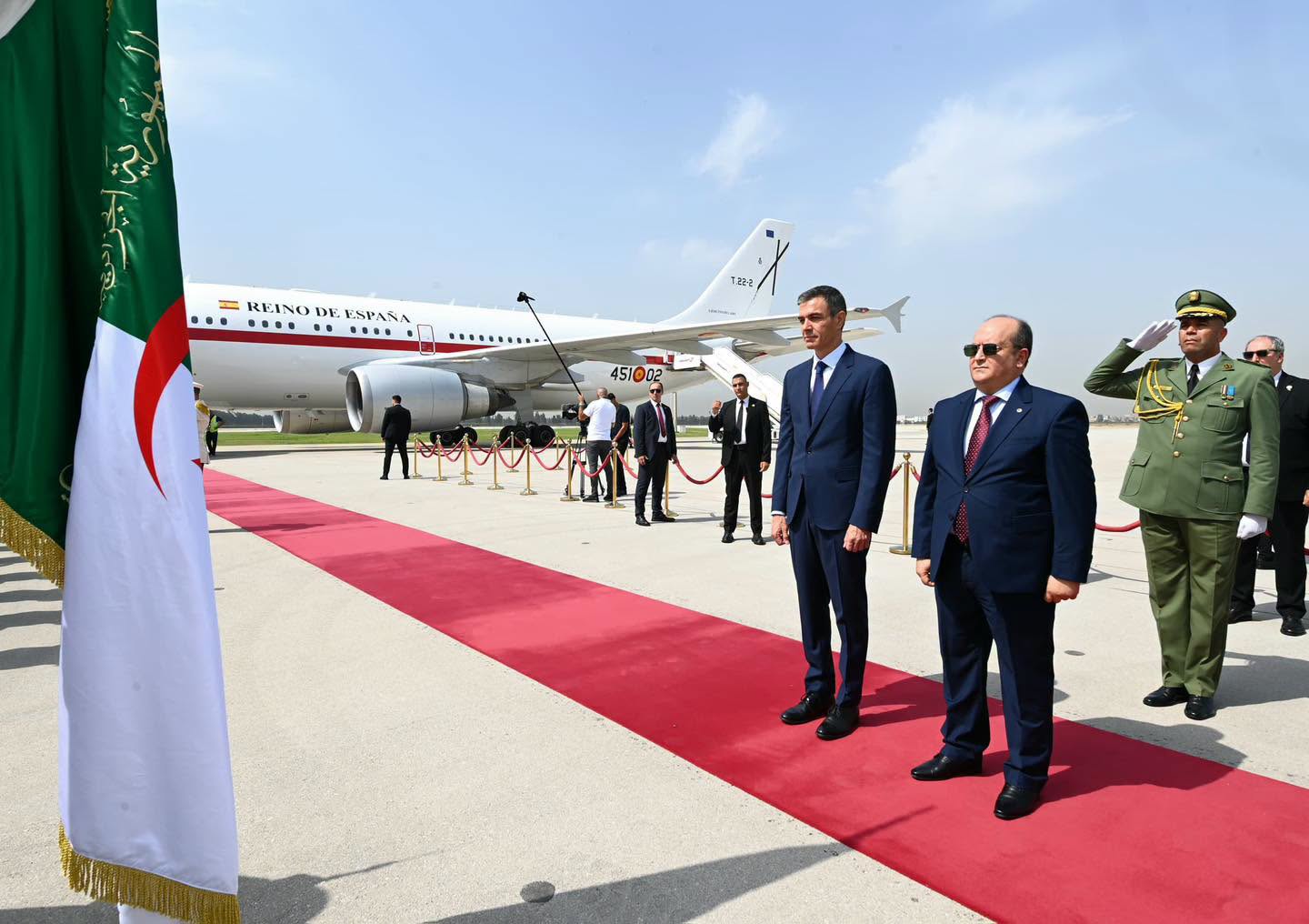 من مراسم استقبال رئيس وزراء إسبانيا في الجزائر