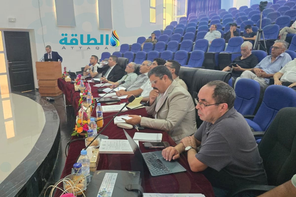 الباحث الصديق الصباحي خلال مناقشة أطروحة الدكتوراه حول إنتاج الهيدروجين الأخضر أمام لجنة التحكيم بجامعة شعيب الدكالي