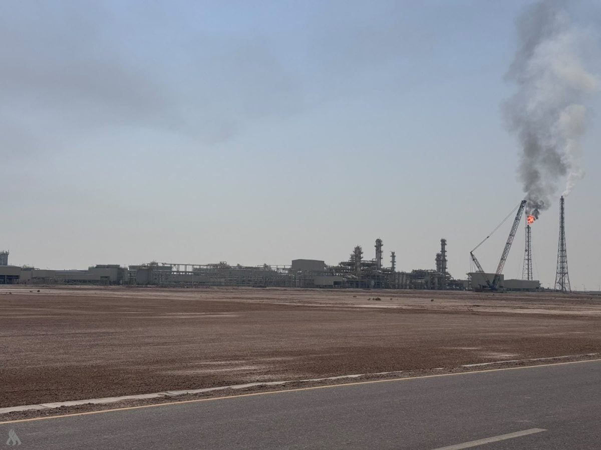 وزير النفط العراقي خلال محطة معالجة الغاز في حقل الفيحاء