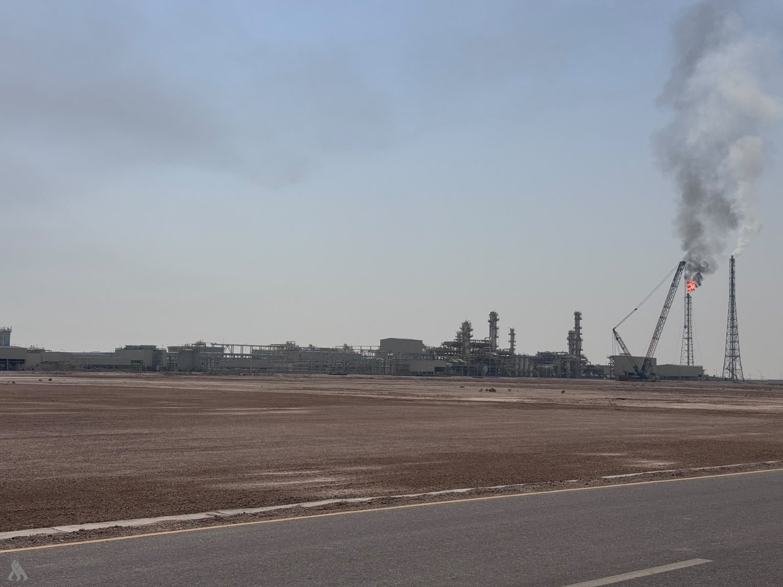 وزير النفط العراقي خلال محطة معالجة الغاز في حقل الفيحاء