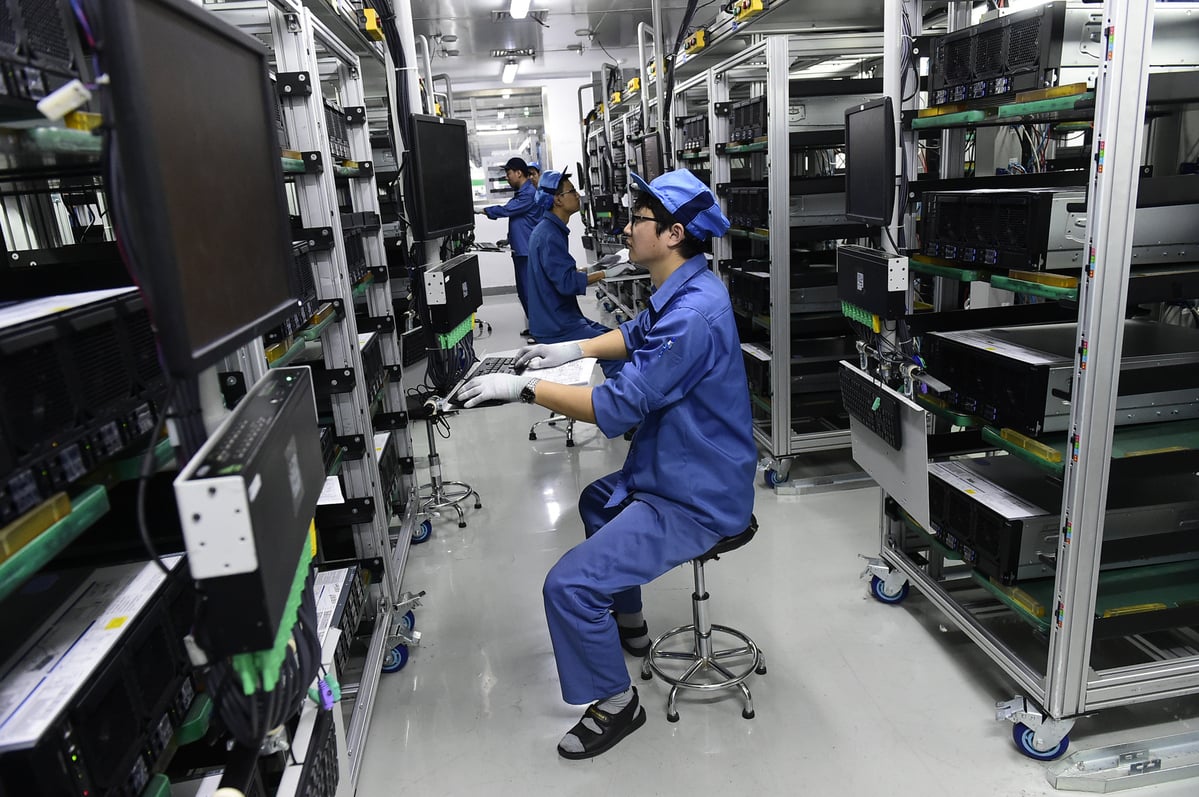 مهندسون يراجعون أنظمة تشغيل مراكز البيانات في الصين