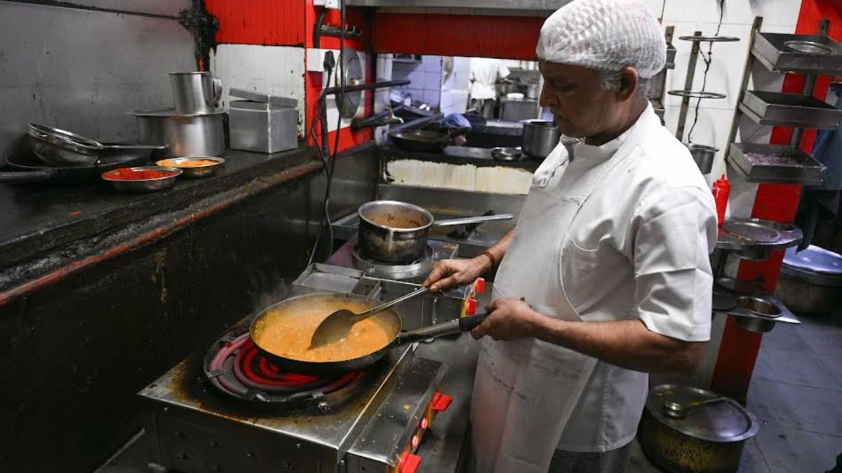 عامل بمطعم في مومباي يطهو بغاز النفط المسال
